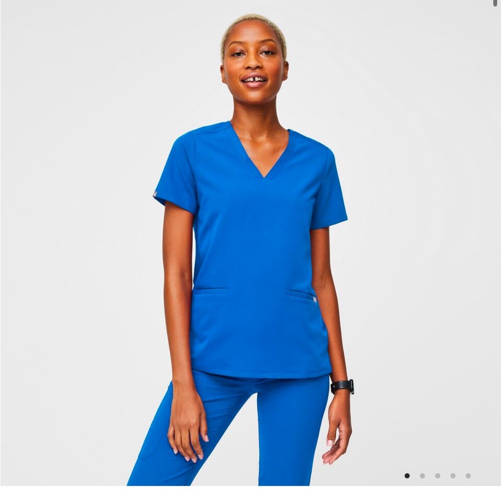Casma Three Pocket Scrub Top size small in Royal Blue